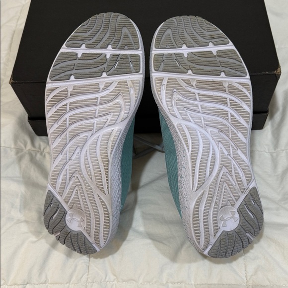 Under Armour Charged Pursuit 2 Women’s Running Sneakers Like New sz 6.5 Y - Picture 2 of 6